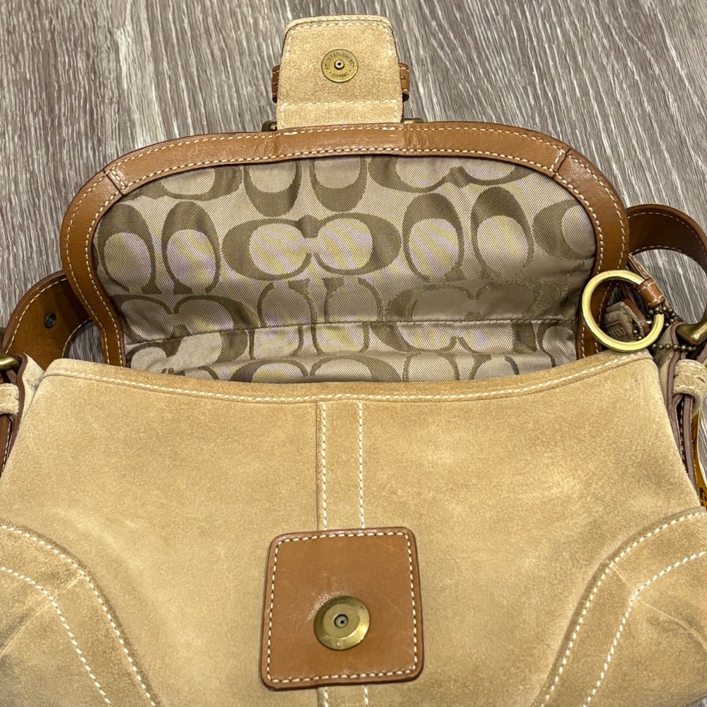 VTG 00s Coach Soho Tan Suede Leather Flap Shoulder Bag Buckle 9692 Sufflette Y2K - Picture 12 of 13